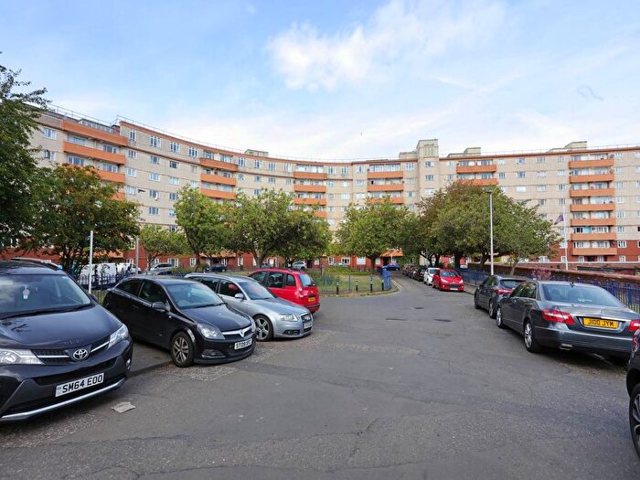 3 Bedroom Flat To Rent In Westfield Court, Edinburgh, EH11