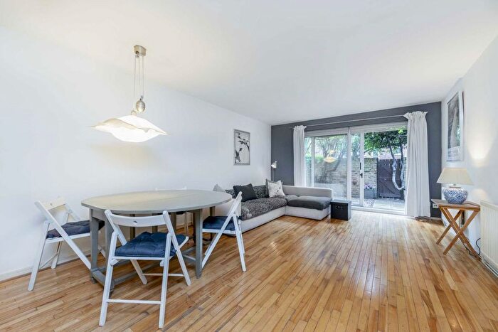 2 Bedroom Maisonette To Rent In Bartle Road, London, W11