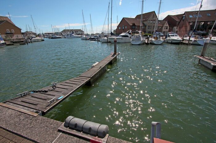 Parking/garage To Rent In Carbis Close, PO6