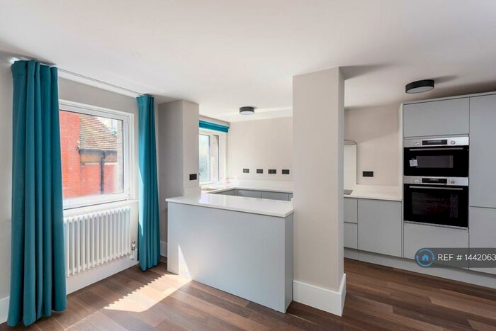 3 Bedroom Flat To Rent In The Drive, Hove, BN3