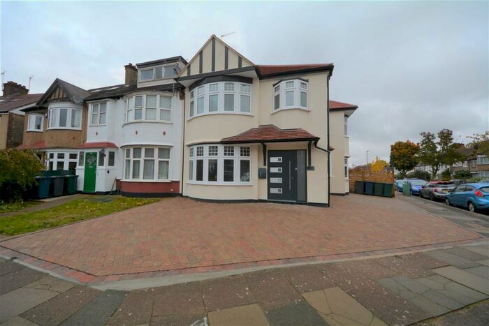 4 Bedroom House To Rent In Woodberry Gardens, North Finchley, N12