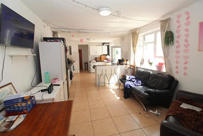 8 Bedroom Private Halls To Rent In Ruthin Gardens, Cathays, Cardiff, CF24