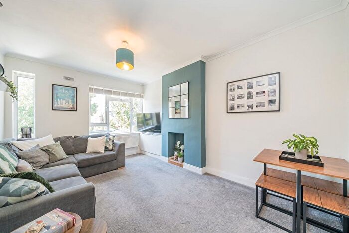 2 Bedroom Flat For Sale In Second Cross Road, Twickenham, TW2