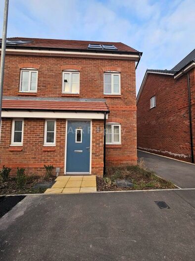 3 Bedroom Semi-Detached House To Rent In Rose Gardens, Newark On Trent, NG24