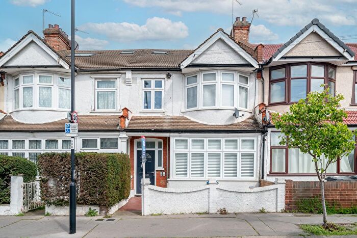 2 Bedroom Flat For Sale In Bishops Park Road, London, SW16