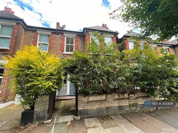 3 Bedroom Flat To Rent In Geldeston Road, London, E5