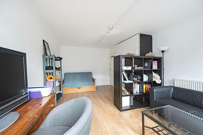 3 Bedroom Flat To Rent In Cyrus Street, Islington, London, EC1V