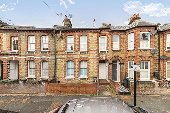 3 Bedroom Flat To Rent In Glenelg Road, Brixton, SW2