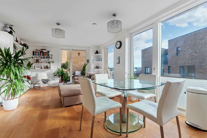 1 Bedroom Flat For Sale In Narrowboat Avenue, Brentford Lock West, TW8