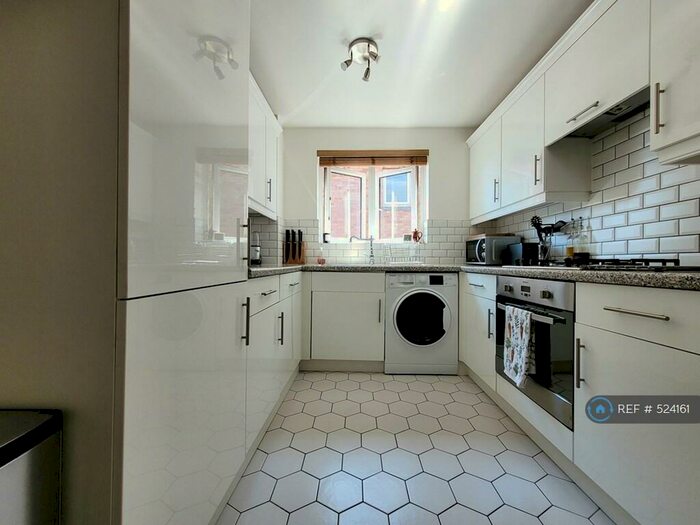 3 Bedroom Flat To Rent In Coopers Court, London, N20