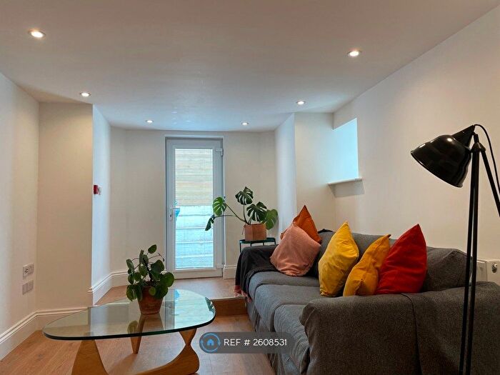 2 Bedroom Flat To Rent In Chorlton, Manchester, M21