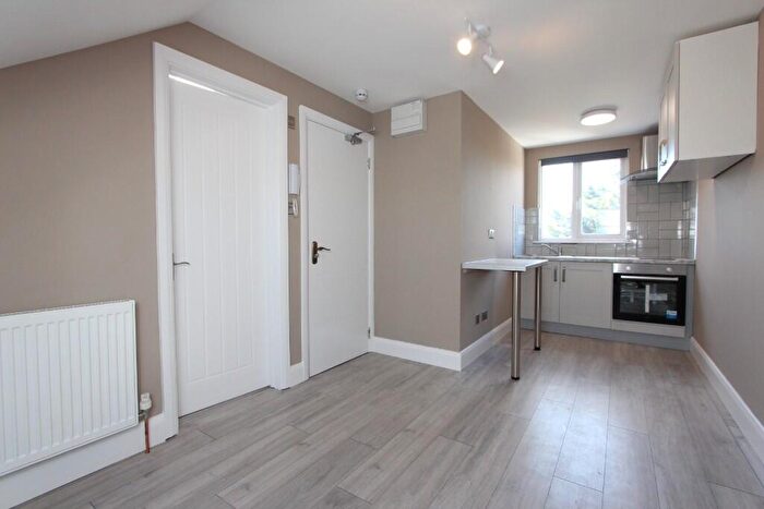 Studio To Rent In Hamilton Road, London, NW11