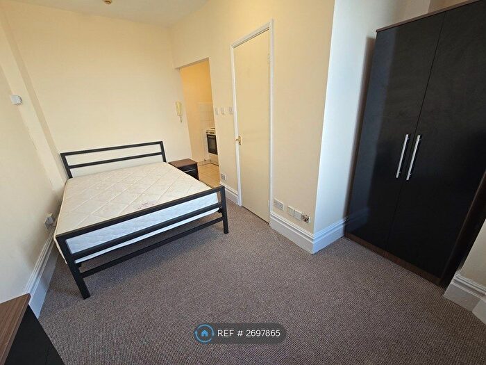 Studio To Rent In Holly Court, Luton, LU1