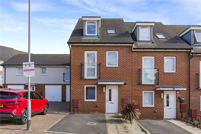 4 Bedroom End Of Terrace House For Sale In Oakes Crescent, Dartford, Kent, DA1