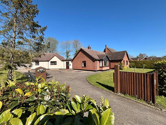 4 Bedroom Bungalow For Sale In Long Stratton Road, Forncett St Peter, NR16