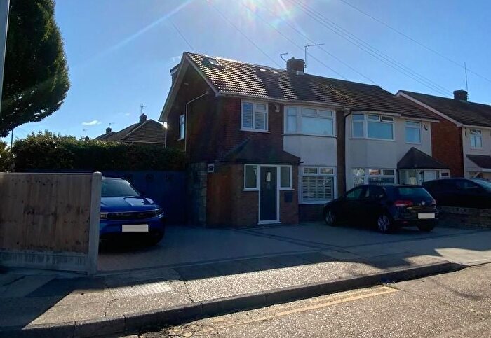 4 Bedroom Semi Detached House For Sale In Locke Close, Rainham, RM13