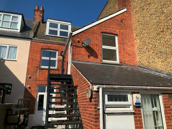 3 Bedroom Flat To Rent In Connaught Avenue, Frinton-on-Sea, CO13