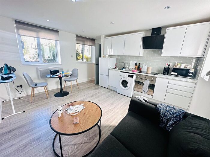 1 Bedroom Flat To Rent In Cygnet House, South Hampstead, London, NW6