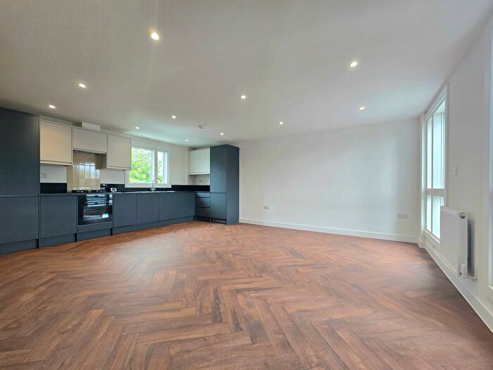 3 Bedroom Flat To Rent In Norbury Avenue, London, SW16