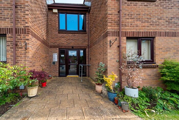 2 Bedroom Flat For Sale In Pond Farm Close, Northampton, NN5