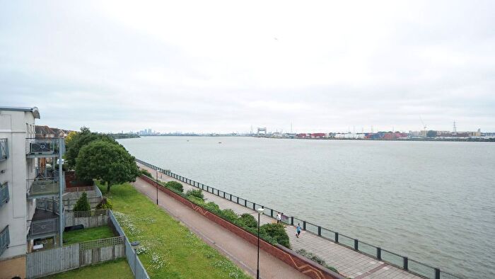 2 Bedroom Flat To Rent In Fantail Close, Thamesmead, London, SE28