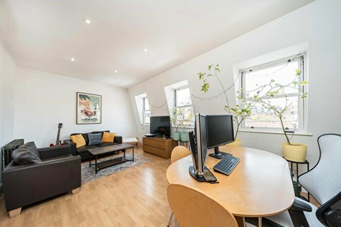 2 Bedroom Flat To Rent In Essex Road, Islington, N1