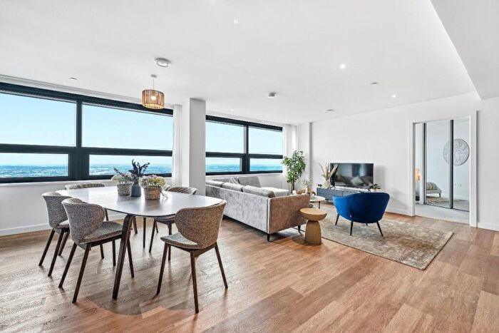 3 Bedroom Apartment To Rent In The Octagon - Great Charles Street Queensway, Birmingham, B3