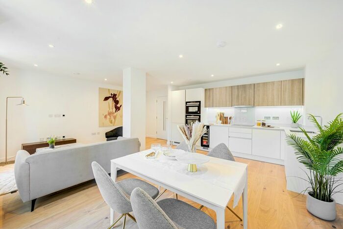 2 Bedroom Flat To Rent In Twickenham Gateway, Bradshaw Close, London, Twickenham, TW1