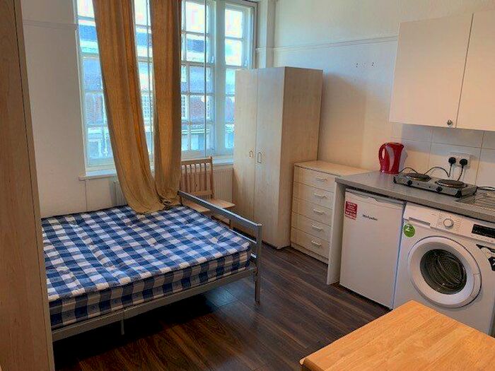 Studio To Rent In Finchley Road, London, NW11