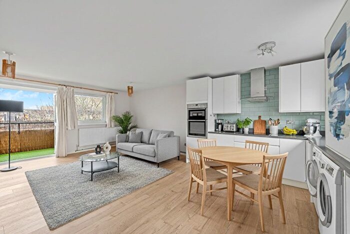 3 Bedroom Flat To Rent In Ericcson Close, East Putney, SW18