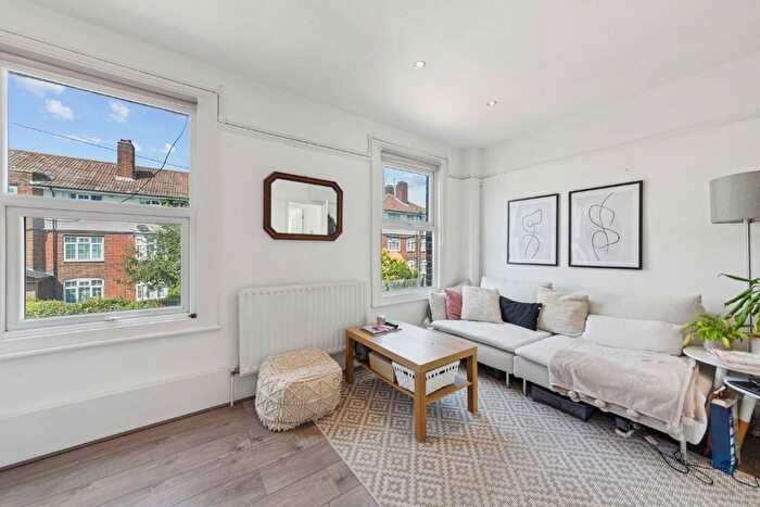 2 Bedroom Flat To Rent In Fountain Road, London, SW17