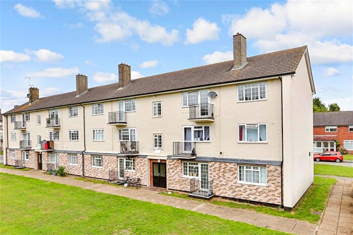 2 Bedroom Flat For Sale In Morden Close, Tadworth, Surrey, KT20