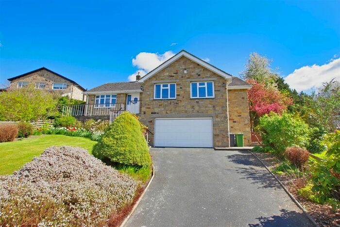 Detached House To Rent In Lightridge Close, Fixby, Huddersfield, HD2