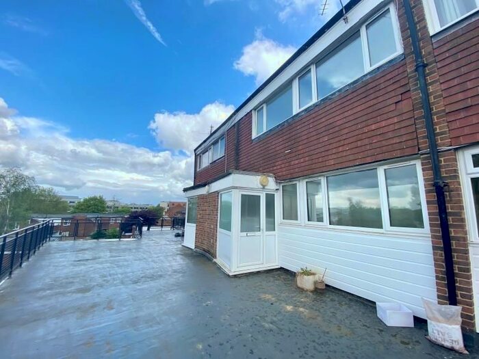 3 Bedroom Flat To Rent In London Road, Blackwater, Camberley, GU17