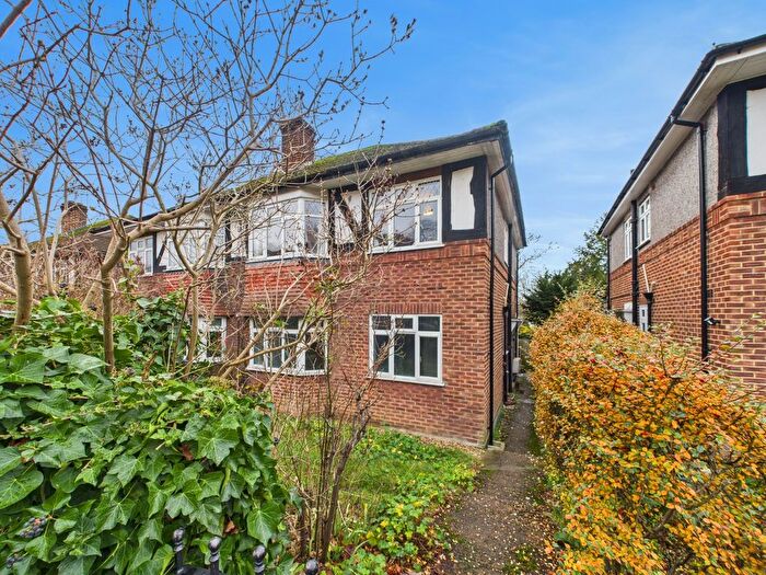 2 Bedroom Maisonette For Sale In Mill Vale, Bromley, Kent, BR2