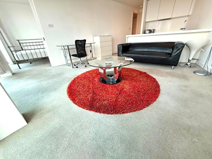 1 Bedroom Apartment To Rent In The Rotunda, Birmingham, B2