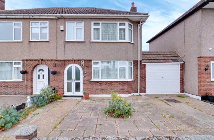 3 Bedroom Semi-Detached House For Sale In The Glen, Rainham, RM13