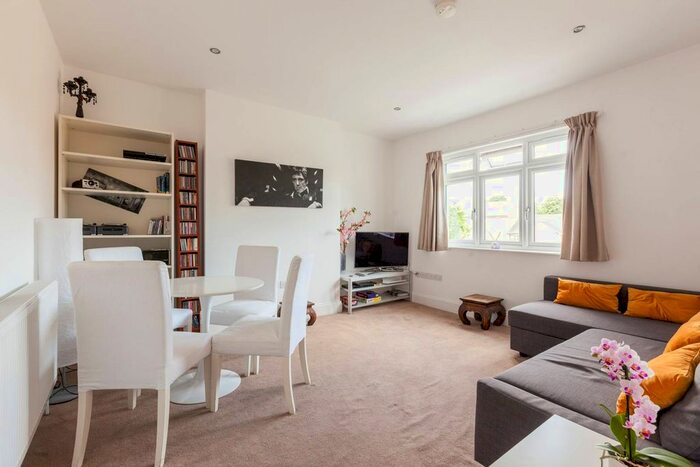 3 Bedroom Flat To Rent In Mackie Road, Brixton, London, SW2