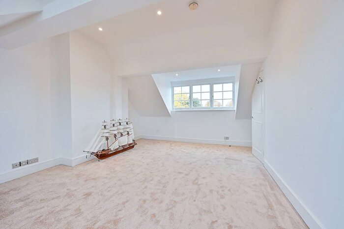 2 Bedroom Flat To Rent In Turnham Green Terrace, Turnham Green, London, W4