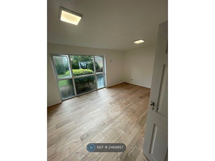 2 Bedroom Flat To Rent In Linden Lea, Watford, WD25