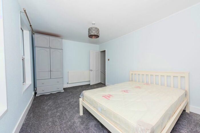 2 Bedroom Flat For Sale In Ferndale Road, London, SW9