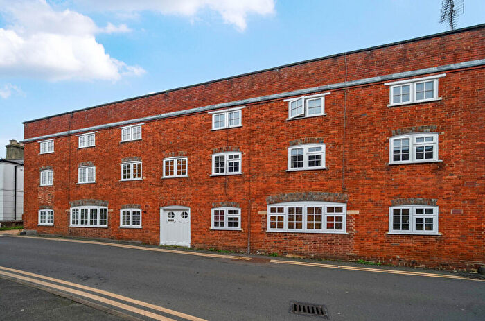 1 Bedroom Flat To Rent In Bear Lane, Farnham, Surrey, GU9