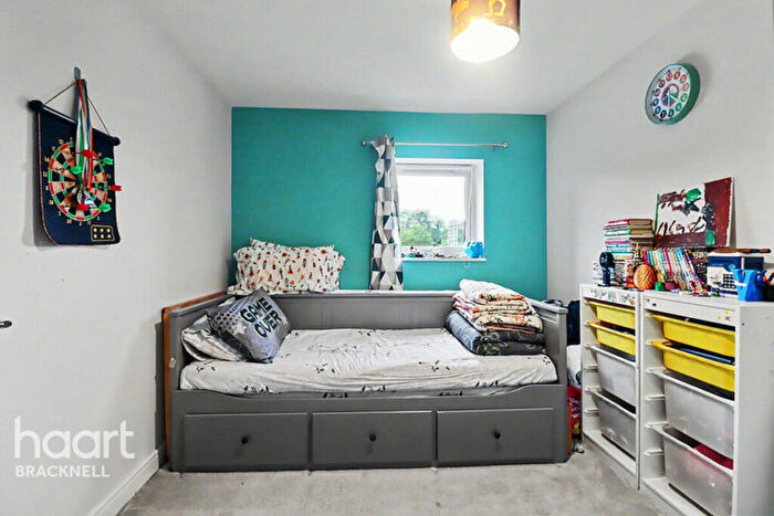 2 Bedroom Apartment For Sale In Webster Close, Bracknell, RG12