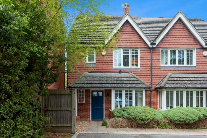 3 Bedroom House To Rent In Brightwen Grove Stanmore, HA7