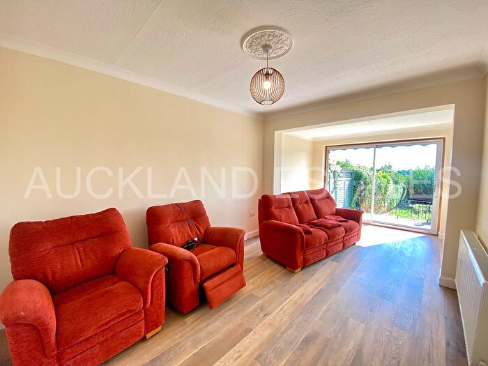4 Bedroom Semi-detached House To Rent In Highview Gardens, Potters Bar, EN6