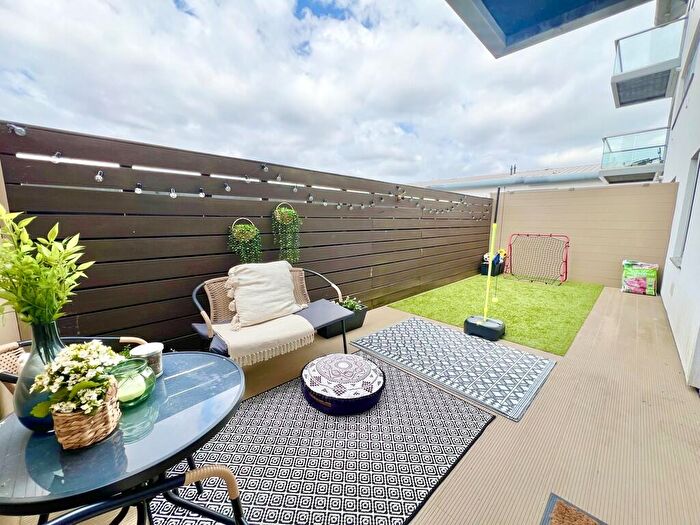 1 Bedroom Apartment For Sale In Queensmead, Farnborough, GU14