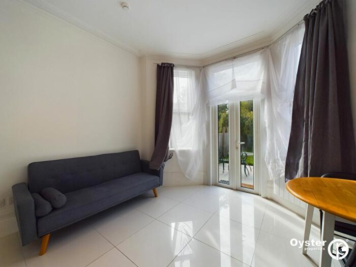 1 Bedroom Flat To Rent In Bowes Road, London, N11