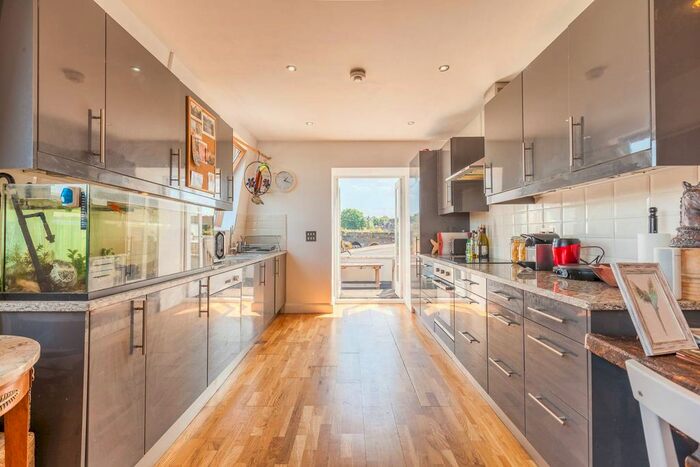 2 Bedroom Flat To Rent In Coldharbour Lane, Brixton, London, SW9