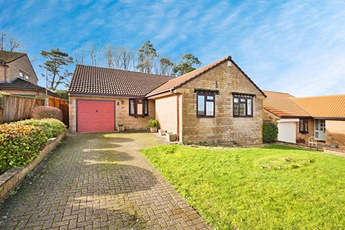 3 Bedroom Flat For Sale In Fox Meadows, Crewkerne, TA18