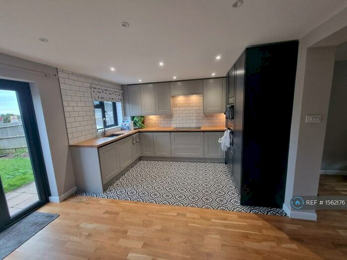 3 Bedroom Semi-Detached House To Rent In Central Avenue, Telscombe Cliffs, Peacehaven, BN10